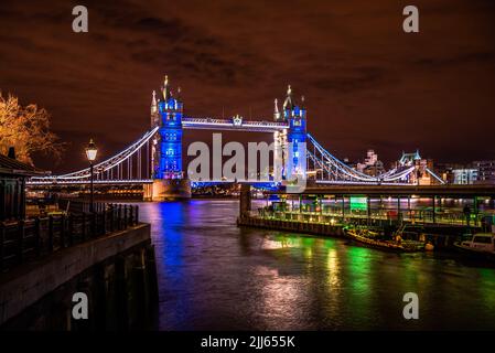 Le célèbre Tower Bridge de Londres la nuit, avec l'arrêt Tower Millennium Pier Clipper en premier plan Banque D'Images