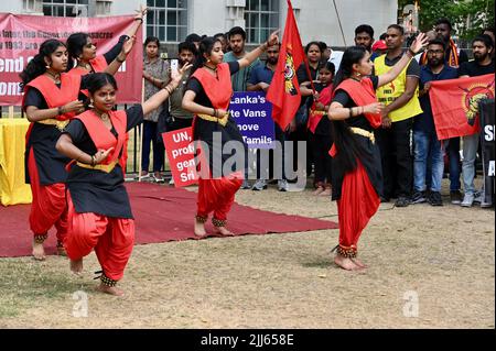 Londres, Royaume-Uni. Des danseurs tamouls se sont rendus à un rassemblement en face de Downing Street à Whitehall, appelant à l'expulsion du Sri Lanka du Commonwealth pour le génocide de la population tamoule. Banque D'Images