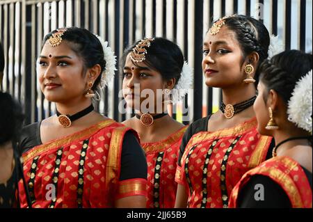 Londres, Royaume-Uni. Des danseurs tamouls se sont rendus à un rassemblement en face de Downing Street à Whitehall, appelant à l'expulsion du Sri Lanka du Commonwealth pour le génocide de la population tamoule. Banque D'Images