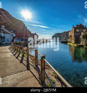 C'est Staithes sur la côte du Yorkshire du Nord. Un superbe et charmant village de pêcheurs. Je suis arrivé à 6,00 heures du matin pour éviter la masse de touristes quotidiens. Banque D'Images