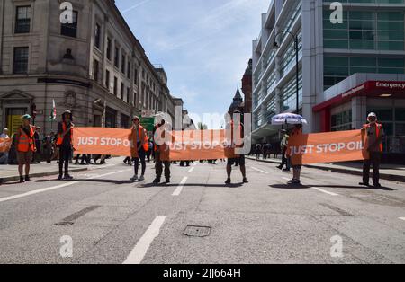 Londres, Royaume-Uni. 23rd juillet 2022. Manifestants à Bloomsbury. Les manifestants de Just Stop Oil, la rébellion contre l'extinction, isolent la Grande-Bretagne et d'autres groupes ont organisé une marche dans le centre de Londres appelant le gouvernement à mettre fin aux combustibles fossiles, à taxer les grands pollueurs et les milliardaires, à fournir une isolation pour toutes les maisons et à agir sur le climat et les crises du coût de la vie. Credit: Vuk Valcic/Alamy Live News Banque D'Images