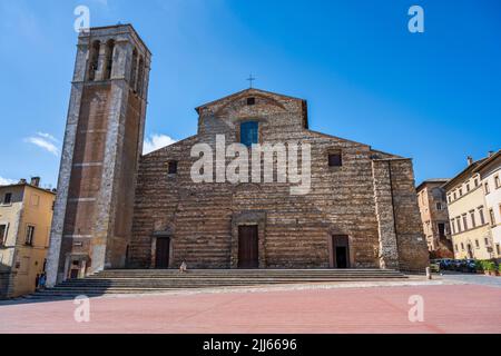 Cathédrale de Montepulciano (Duomo di Montepulciano) sur la Piazza Grande, la place principale de la ville de Montepulciano, au sommet d'une colline, en Toscane, en Italie Banque D'Images