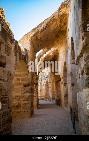 En regardant le long d'un passage sous le siège du spectateur à l'intérieur des ruines de l'immense amphithéâtre romain d'El Jem, Tunisie. Banque D'Images