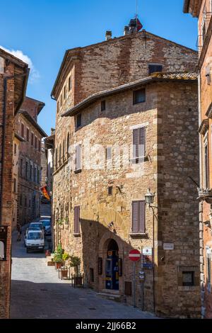 Rue étroite et sinueuse de la via Ricci avec la via del Paolino sur la droite dans la ville de Montepulciano au sommet d'une colline en Toscane, Italie Banque D'Images