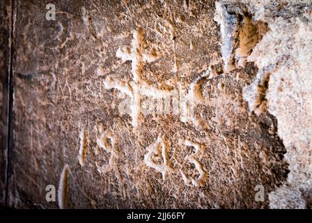 Graffiti montrant la Croix de Lorraine et la date 1943 sculpté dans un mur dans l'ancien amphithéâtre romain à El Jem (Thyssdrus) en Tunisie. Banque D'Images