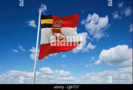 Drapeau officiel de l'Autriche de l'amiral Habsbourg 1853 sur fond ciel nuageux au coucher du soleil, vue panoramique. Voyage autrichien et patriote concept. Copier espace f Banque D'Images