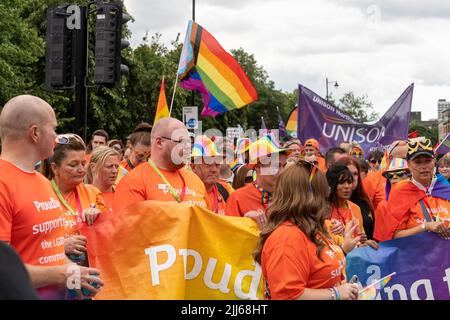 Newcastle upon Tyne, Royaume-Uni. 23rd juillet 2022. UK Pride 2022. Des milliers de personnes LGBTQ+ et leurs alliés défilent dans la ville. L'événement national, organisé cette année par Northern Pride, célèbre la diversité et l'inclusivité. Credit: Hazel Plater/Alay Live News Banque D'Images