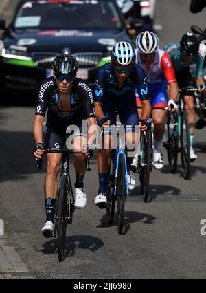 Le Casper Pedersen danois de l'équipe DSM, le Johan Jacobs suisse de Movistar Team et le Fabian Lienhard suisse de Groupama-FDJ sont photographiés lors de la première étape de la course cycliste Tour de Wallonie, de Temploux à Huy (173,85 km), le samedi 23 juillet 2022. BELGA PHOTO JOHN THYS Banque D'Images