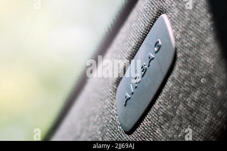 Le logo Airbag en relief sur une plaque en plastique sur le montant de pare-brise d'une voiture moderne. L'airbag est un dispositif de sécurité passif installé dans les voitures Banque D'Images