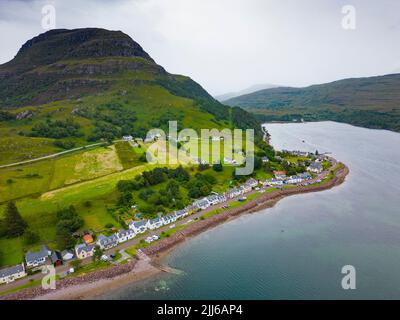 Vue aérienne du village de Shielddaig sur le Loch Shielddaig à Wester Ross, Écosse, Royaume-Uni Banque D'Images