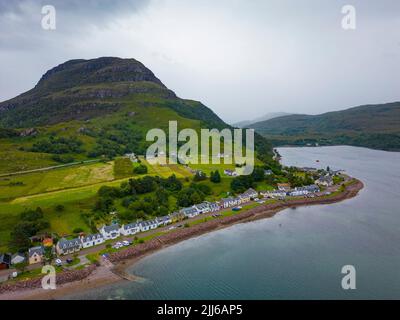 Vue aérienne du village de Shielddaig sur le Loch Shielddaig, Ben Shielddaig à l'arrière, Wester Ross, Écosse, Royaume-Uni Banque D'Images