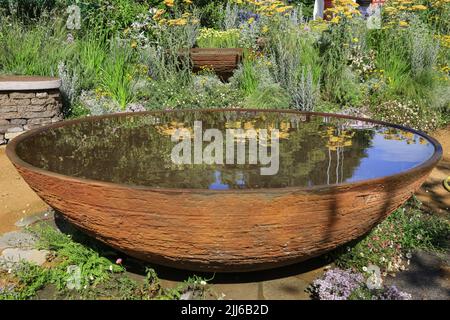 Grand bassin d'eau réfléchissant, le RHS Planet friendly Garden, le RHS Hampton court Palace Garden Festival et le Hampton court Flower Show Banque D'Images