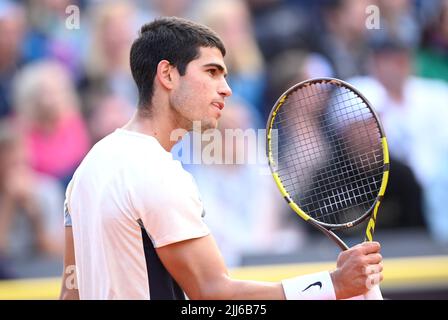 Hambourg, Allemagne. 23rd juillet 2022. Tennis: ATP Tour, célibataires, hommes, demi-finales: Alcaraz (Espagne) - Molcan (Slovaquie). Carlos Alcaraz Santé. Credit: Daniel Bockwoldt/dpa/Alay Live News Banque D'Images