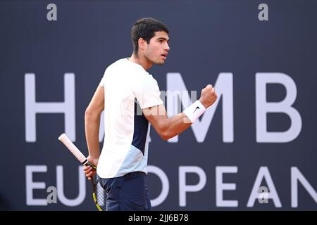 Hambourg, Allemagne. 23rd juillet 2022. Tennis: ATP Tour, célibataires, hommes, demi-finales: Alcaraz (Espagne) - Molcan (Slovaquie). Carlos Alcaraz Santé. Credit: Daniel Bockwoldt/dpa/Alay Live News Banque D'Images