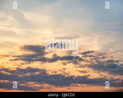 Magnifique ciel pourpre au coucher du soleil. Coucher de soleil spectaculaire Banque D'Images