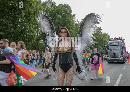 La célébration de la fierté de Berlin 44th, également connue sous le nom de Christopher Street Day Berlin ou CSD Berlin, a eu lieu à Berlin sur 23 juillet 2022. C'était la première CDD à Berlin sans restrictions de covid. Le défilé a commencé à Leipziger Strasse et a traversé la Potsdamer Platz, la Nollendorfplatz, la colonne de la victoire et s'est terminé à la porte de Brandebourg, où l'équipe de la CSD a installé une grande scène. Unis dans l'amour, contre la haine, la guerre et la discrimination, a été la devise de la CDD cette année. Christopher Street Day est célébré dans le monde entier. Le mouvement remonte aux événements de juin 1969, lorsque des policiers de New York ont pris d'assaut un bar Banque D'Images