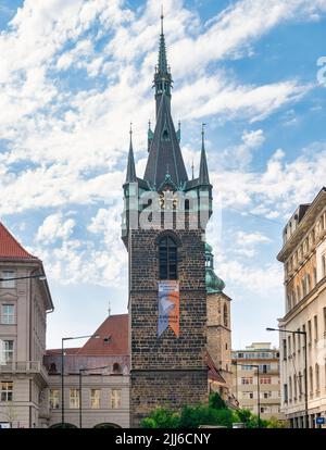 Prague, République tchèque - juin 2022 : vue avec la tour d'Henry (Jindřišská věž), une tour gothique faisant partie de l'église Saint-Henri et Kunhuta Banque D'Images