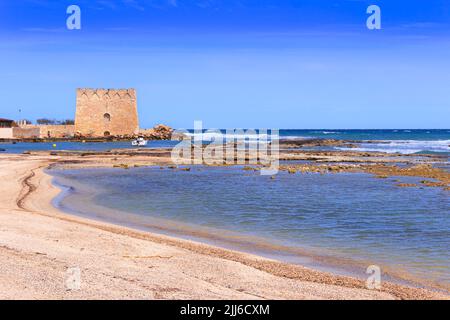 Plage de Torre Santa Sabina à Apulia, Italie. La tour de guet de Santa Sabina a en forme d'étoile avec quatre coins orientés vers les points cardinaux. Banque D'Images