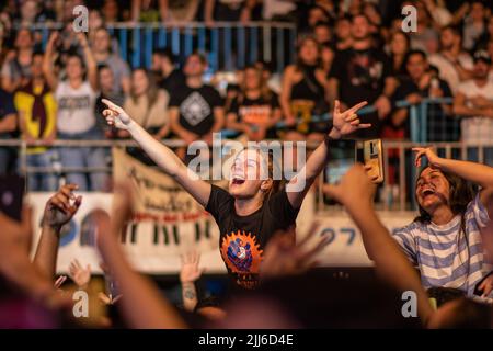 Les fans et la foule apprécient la performance « No te va a gustar ». Banque D'Images