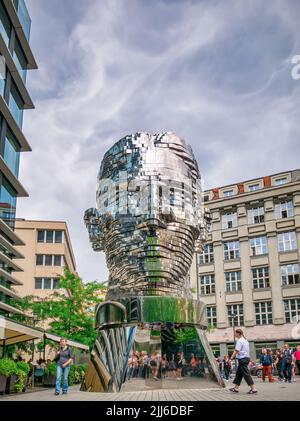 Prague, République tchèque - juin 2022 : la sculpture cinétique ou la statue de Franz Kafka tête rotative à Prague. Banque D'Images