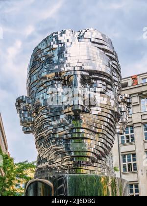 Prague, République tchèque - juin 2022 : la sculpture cinétique ou la statue de Franz Kafka tête rotative à Prague. Banque D'Images