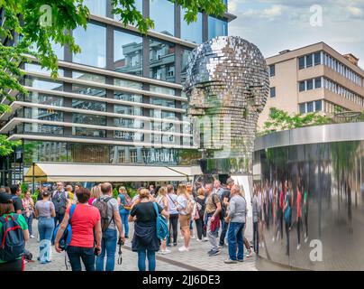 Prague, République tchèque - juin 2022 : la sculpture cinétique ou la statue de Franz Kafka tête rotative à Prague. Banque D'Images