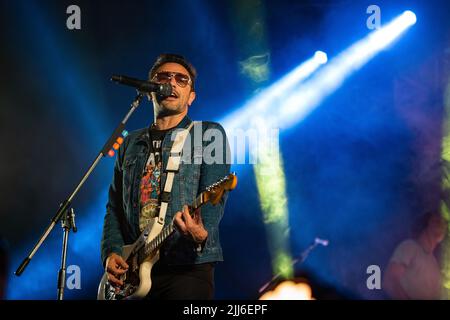 Emiliano Brancciari, No te va un chanteur de Gustar et le leader interprète durin un spectacle à Corrientes, Argentine. Banque D'Images