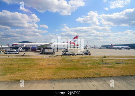 HEATHROW, ANGLETERRE -14 JUL 2022- vue d'un avion de British Airways (BA) à l'aéroport de Londres Heathrow (LHR), le principal aéroport de Londres. Banque D'Images