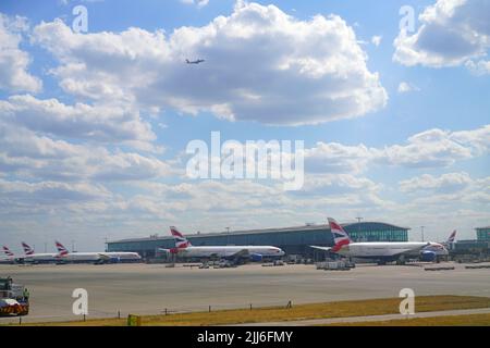 HEATHROW, ANGLETERRE -14 JUL 2022- vue d'un avion de British Airways (BA) à l'aéroport de Londres Heathrow (LHR), le principal aéroport de Londres. Banque D'Images