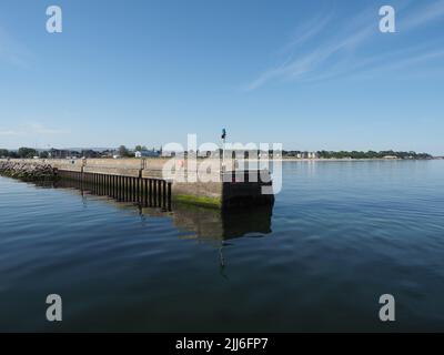 Vue sur l'embouchure de la rivière à l'entrée du port de Nairn, par une journée ensoleillée et lumineuse avec des nuages sombres dans le ciel. Banque D'Images