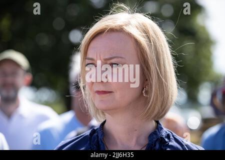 Liz Truss, secrétaire aux Affaires étrangères et candidat à la direction du Parti conservateur, rencontre des membres du Parti conservateur dans le village de Marden, Kent, au Royaume-Uni Banque D'Images