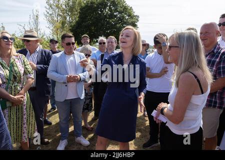 Liz Truss, secrétaire aux Affaires étrangères et candidat à la direction du Parti conservateur, rencontre des membres du Parti conservateur dans le village de Marden, Kent, au Royaume-Uni Banque D'Images