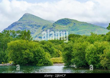 Pics de montagne de Snowdonia vus à travers le lac de Llyn Padarn, pays de Galles, Royaume-Uni Banque D'Images