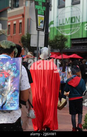 San Diego, États-Unis. 21st juillet 2022. Les participants de Comic-con à l'extérieur du centre de congrès de San Diego, CA, jeudi, ?21 juillet 2022. (Photo de Conor Duffy/Sipa USA) crédit: SIPA USA/Alay Live News Banque D'Images