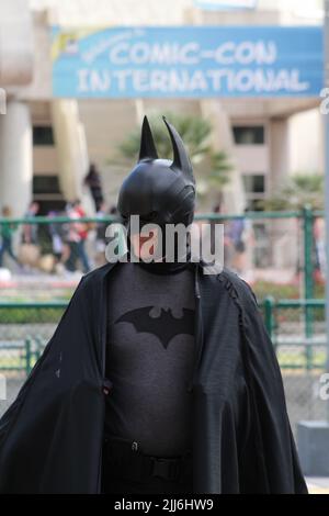 San Diego, États-Unis. 21st juillet 2022. Les participants de Comic-con à l'extérieur du centre de congrès de San Diego, CA, jeudi, ?21 juillet 2022. (Photo de Conor Duffy/Sipa USA) crédit: SIPA USA/Alay Live News Banque D'Images