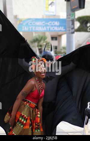 San Diego, États-Unis. 21st juillet 2022. Les participants de Comic-con à l'extérieur du centre de congrès de San Diego, CA, jeudi, ?21 juillet 2022. (Photo de Conor Duffy/Sipa USA) crédit: SIPA USA/Alay Live News Banque D'Images