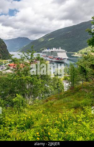 Le bateau de croisière P&O MS Iona amarré dans la ville norvégienne de Flam, à l'extrémité d'Aurlandsfjord. Banque D'Images