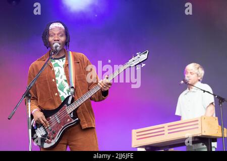 Joueur de base Olugbenga Adelekan pour Metronomy sur la scène de Lovell. Bluedot Festival Cheshire en face du célèbre télescope Lovell. Du 21 au 24 juillet au site du patrimoine mondial de l'UNESCO, Jodrell Bank, Cheshire Royaume-Uni, Bluedot est un festival de découverte de trois jours qui est un mélange d'artistes, de conférenciers, des scientifiques et des artistes dans un événement différent de n'importe quel sur terre. L’événement de cette année est dirigé par Groove Armada (vendredi), Metronomy (samedi), Mogwai (samedi) avec Björk en tête du dimanche soir avec une performance emblématique avec l’Orchestre Hallé. Le projet de loi impressionnant aussi fe Banque D'Images