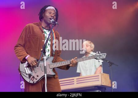 Joueur de base Olugbenga Adelekan pour Metronomy sur la scène de Lovell. Bluedot Festival Cheshire en face du célèbre télescope Lovell. Du 21 au 24 juillet au site du patrimoine mondial de l'UNESCO, Jodrell Bank, Cheshire Royaume-Uni, Bluedot est un festival de découverte de trois jours qui est un mélange d'artistes, de conférenciers, des scientifiques et des artistes dans un événement différent de n'importe quel sur terre. L’événement de cette année est dirigé par Groove Armada (vendredi), Metronomy (samedi), Mogwai (samedi) avec Björk en tête du dimanche soir avec une performance emblématique avec l’Orchestre Hallé. Le projet de loi impressionnant aussi fe Banque D'Images