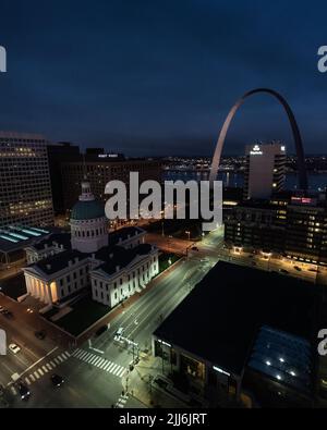 Une vue aérienne verticale d'une route illuminée à travers Saint Louis, Missouri dans la soirée Banque D'Images