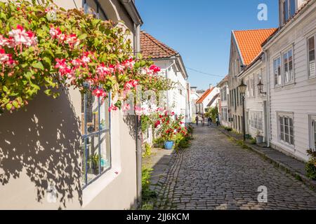 Le bois peint blanc norvégien traditionnel construit des logements dans l'ancien secteur ou Stavanger, Norvège Banque D'Images