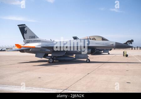 United States Air Force General Dynamics F-16 combat le faucon sur le tarmac à MCAS Miramar à San Diego, Californie Banque D'Images