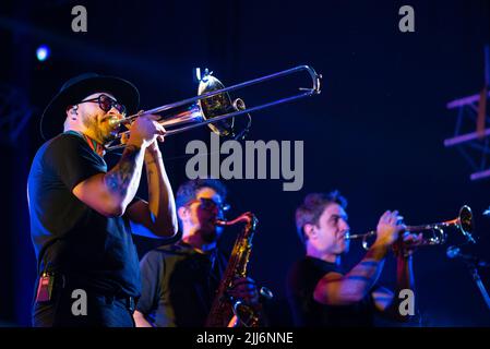 Denis Ramos, Mauricio Ortiz et Martin Gil se produit pendant No te va un concert de Gustar à Corrientes, en Argentine. Banque D'Images