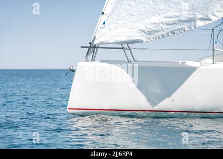 Stern avec une voile d'un yacht blanc de keelboat de sport Banque D'Images