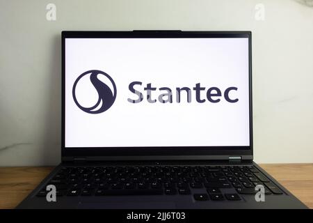 KONSKIE, POLOGNE - 22 juillet 2022: Stantec Inc. Société internationale de services professionnels dans le logo de l'industrie de la conception et de la consultation affiché sur lapt Banque D'Images