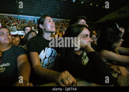 No te va a Gustar fans de regarder et chanter pendant le concert de rock. Banque D'Images