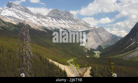 Vue panoramique par jour d'été depuis Big Hill et Big Bend point de vue avec paysage de glacier de montagne du parc national Jasper, le long de la promenade Icefields Banque D'Images