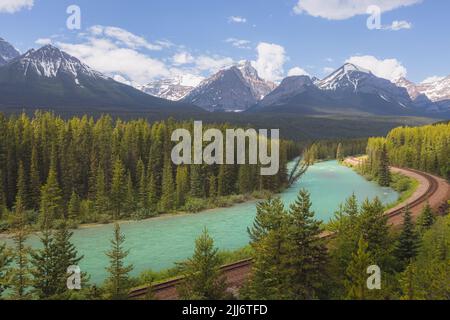 Vue panoramique sur les voies ferrées et la rivière Bow au point de vue de Morant's Curve dans le parc national Banff, dans les montagnes Rocheuses de l'Alberta, Banque D'Images