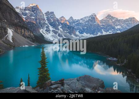 Vue panoramique au coucher ou au lever du soleil sur le paysage du lac Moraine, une destination touristique populaire dans le parc national Banff, en Alberta, au Canada, dans les montagnes Rocheuses. Banque D'Images