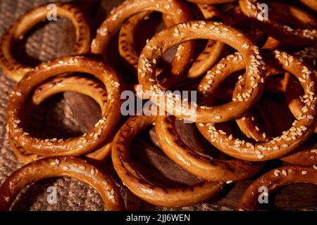 Bagels parsemés de graines de sésame. Gros plan, photo de patern. Banque D'Images